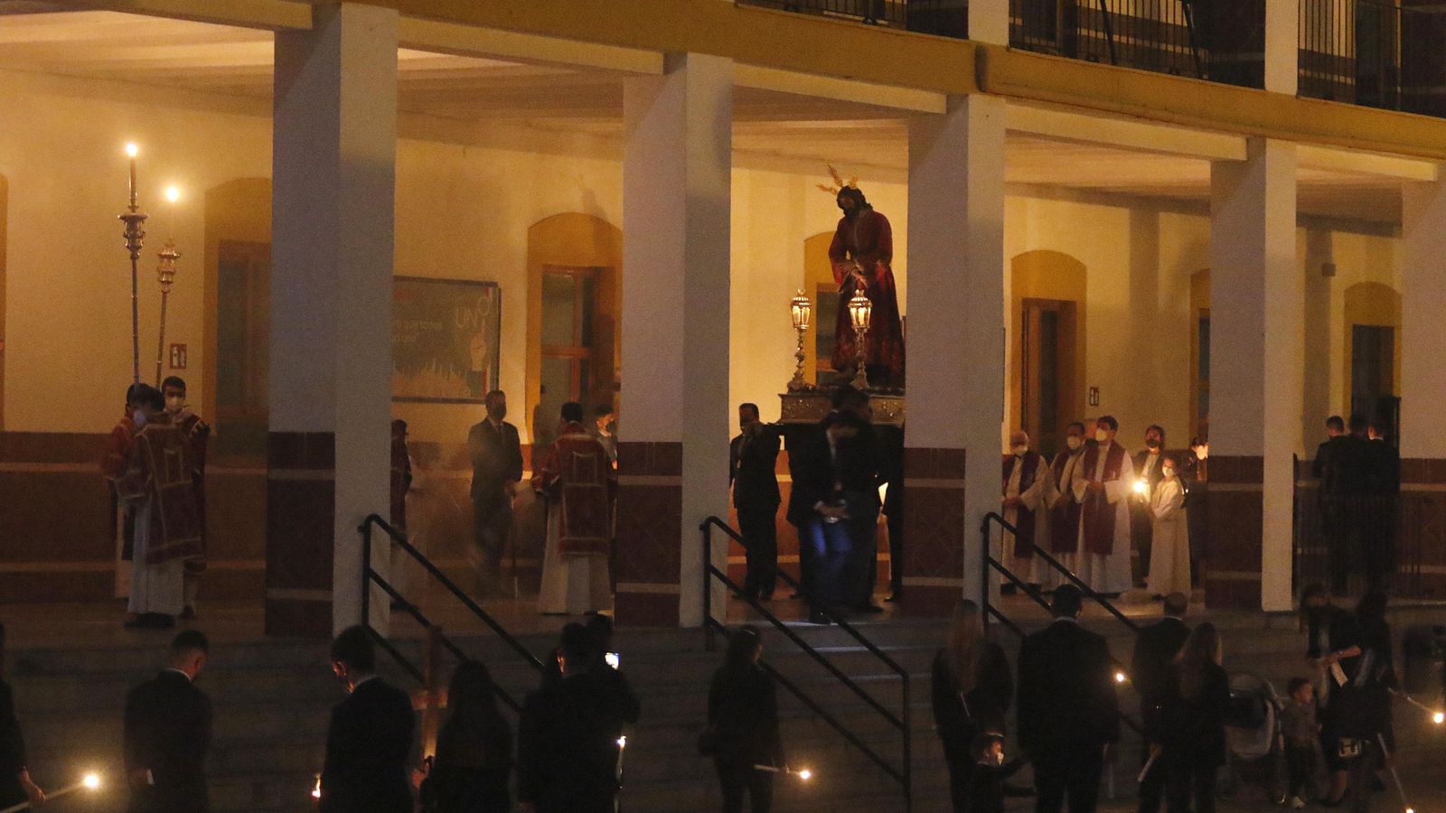 El Señor del Prendiento, durante su vía crucis por el colegio salesianos.