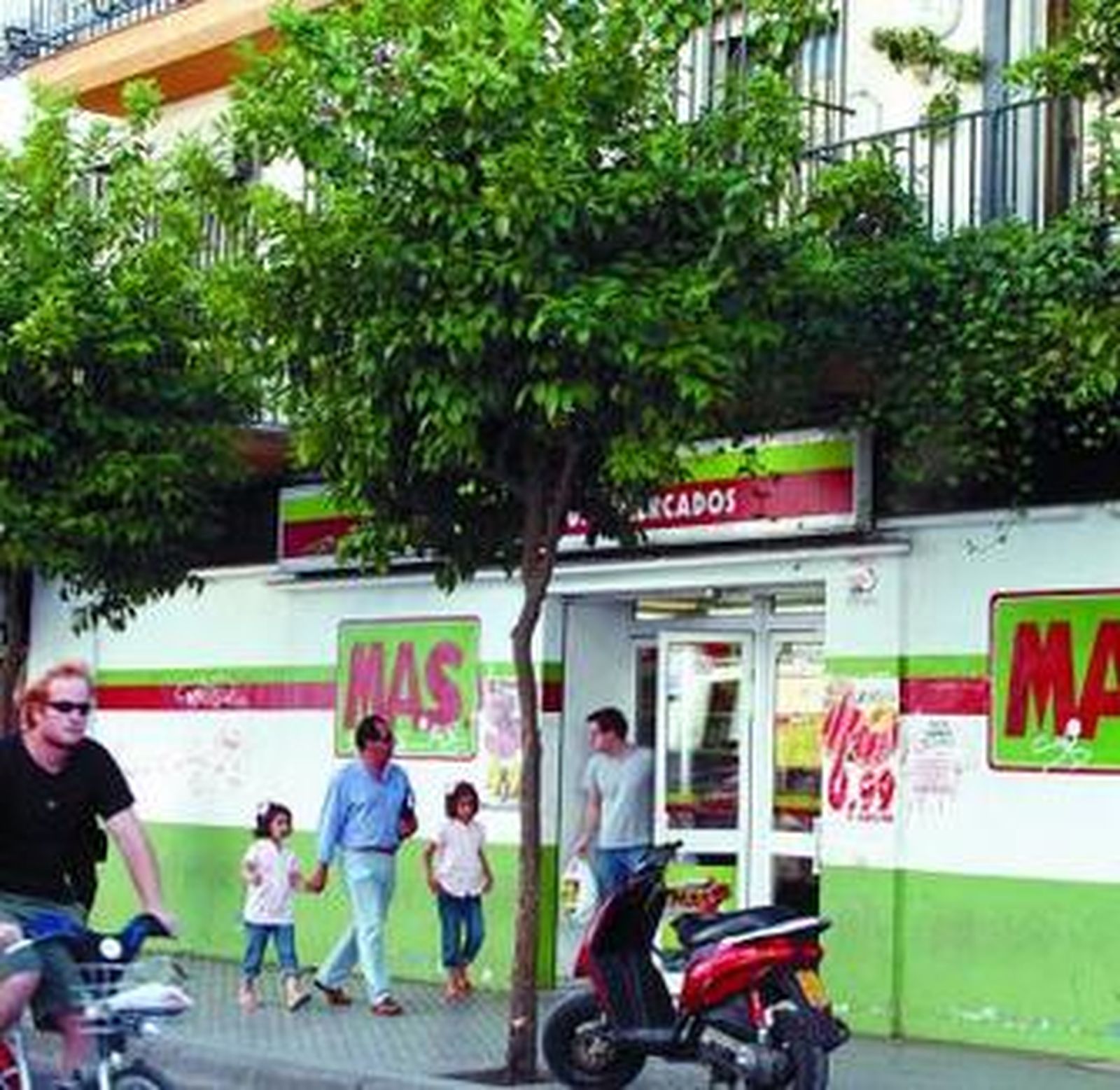 La puerta del local atracado, ayer por la tarde.