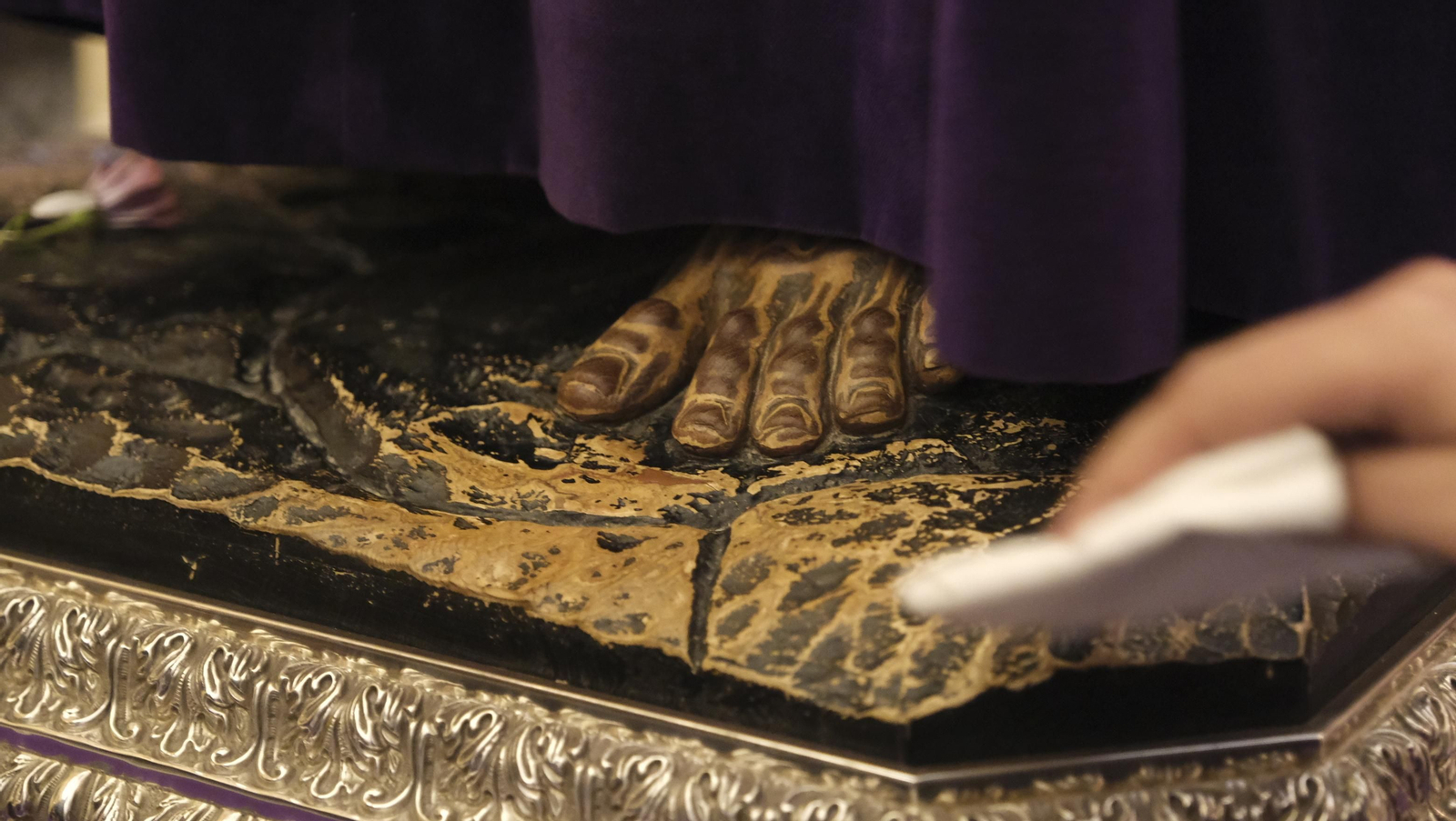 Imágenes del multitudinario besapiés del Cristo de Medinaceli en la Catedral de Almería