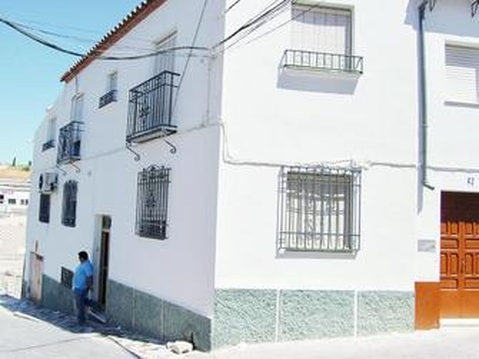 Una de las viviendas afectadas por las grietas en la calle Calderos de la ciudad de Baena.