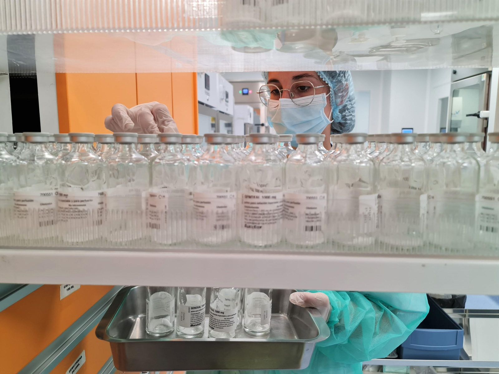 Una farmacéutica, en una de las Salas Blancas del Clínico