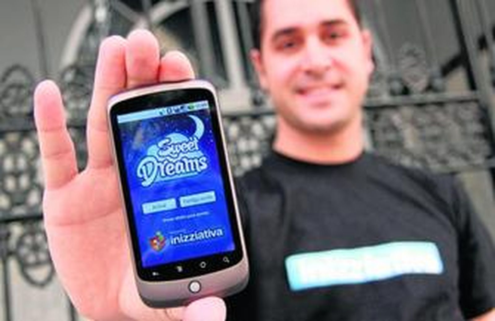 Gonzalo Viota muestra su 'smart phone', que incorpora la aplicación informática 'sweet dreams', desarrollada por la empresa que fundó junto a su hermano en 2008.