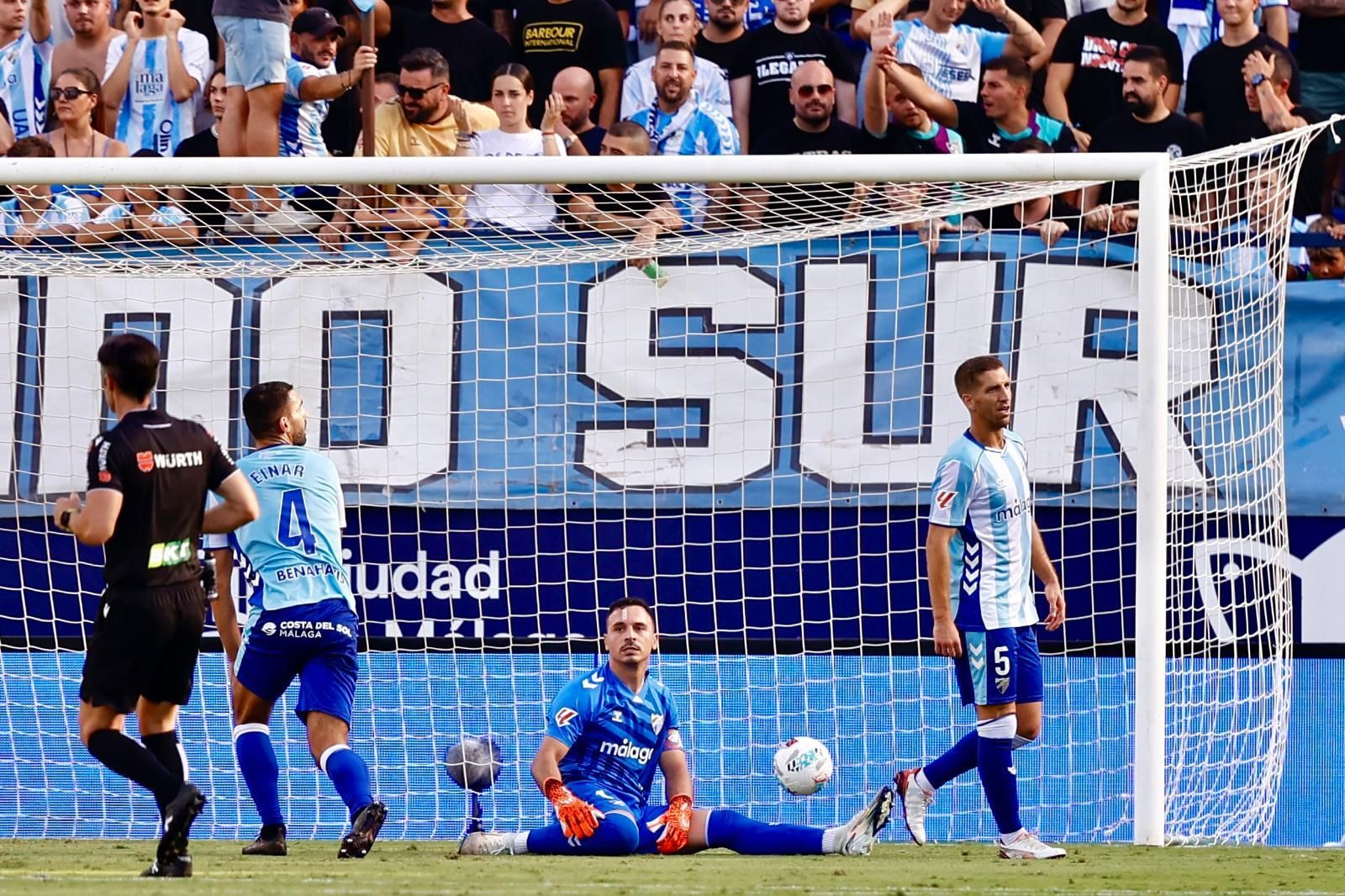 El Málaga se lamenta tras el 0-1.