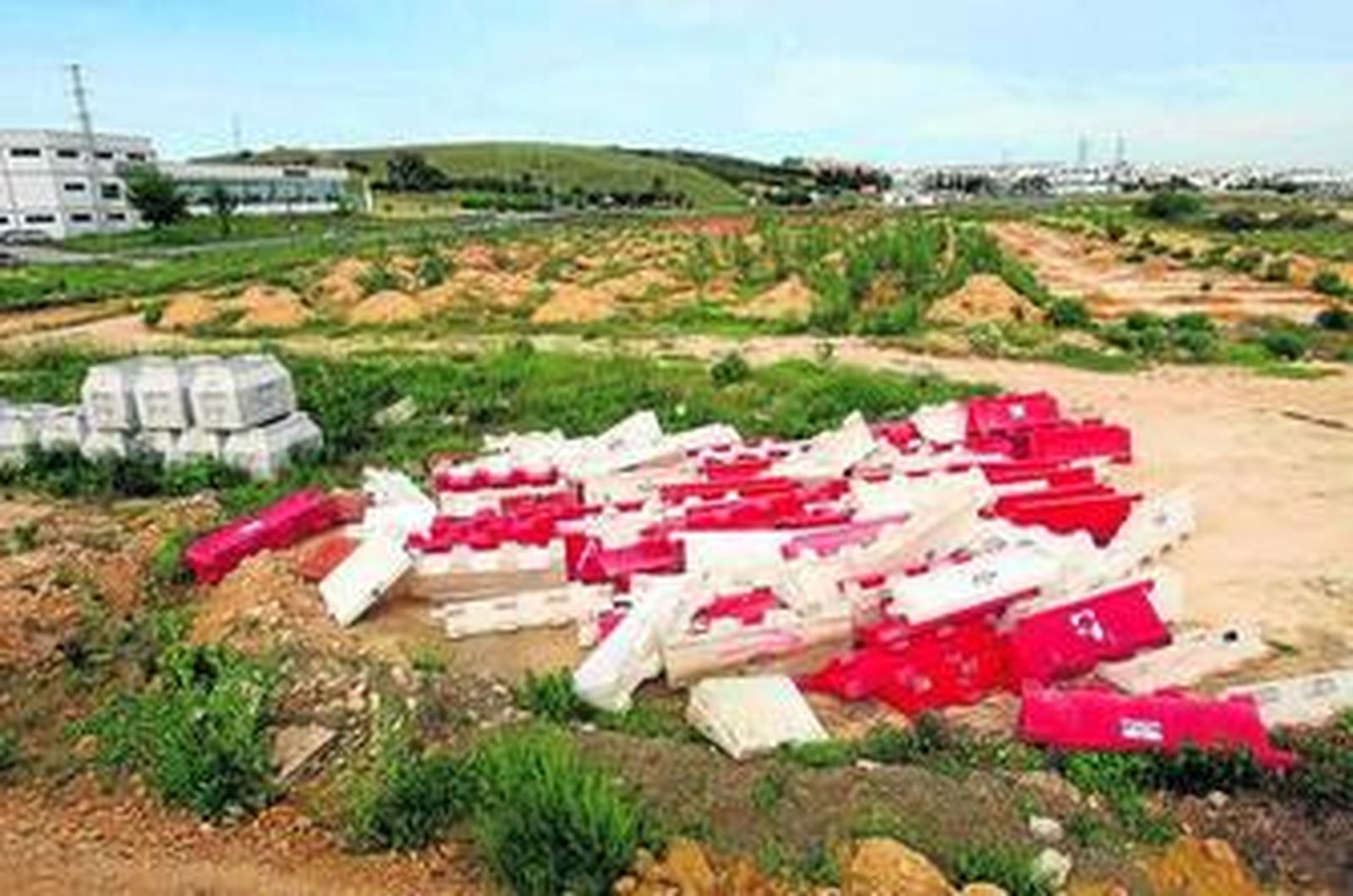 Obras de las cocheras del tranvía en el polígono de Pelagatos, en Chiclana, abandonadas, hace un mes.