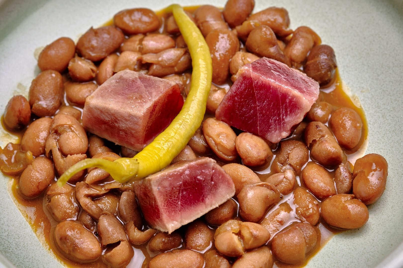 Platillo de Alubias guisadas en fondo de Espina de Atún, Atún Rojo y Piparra de El Faro de Cádiz.