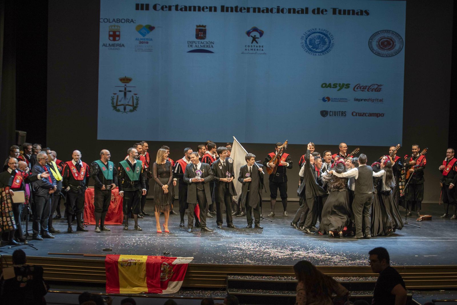 Momento en que se da a conocer la Tuna ganadora del Certamen con la presencia de representantes de todas las formaciones.