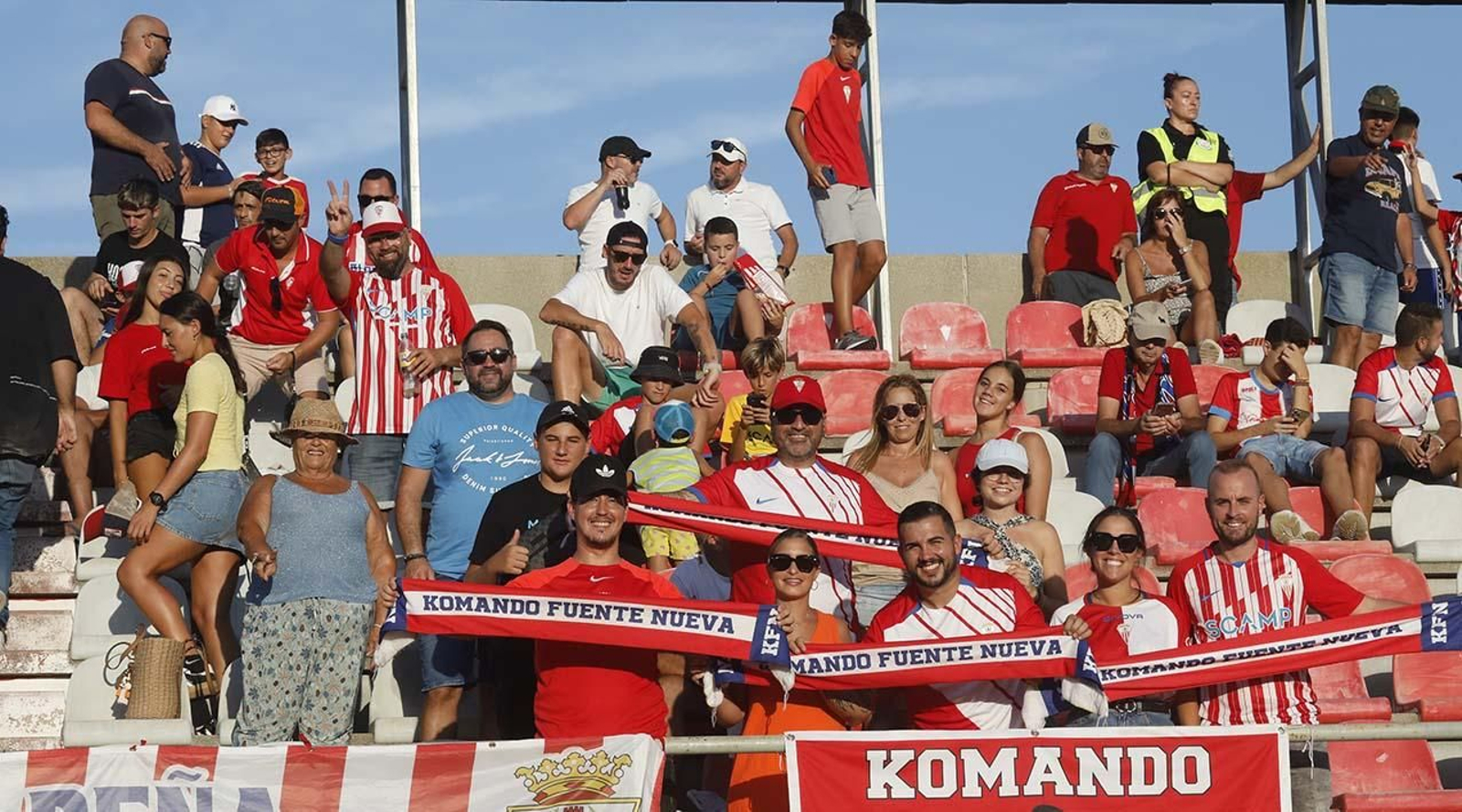 Búscate entre los aficionados del Algeciras CF - Sevilla Atlético en el Nuevo Mirador