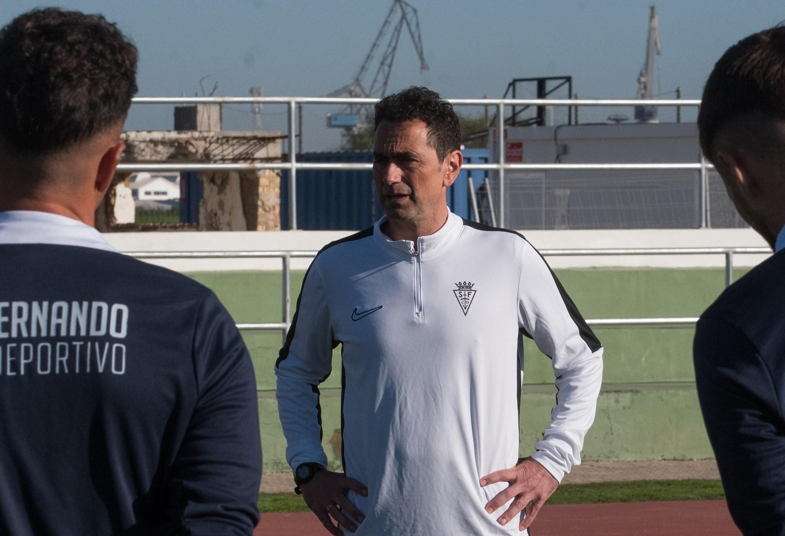 El nuevo preparador se dirige a sus pupilos.