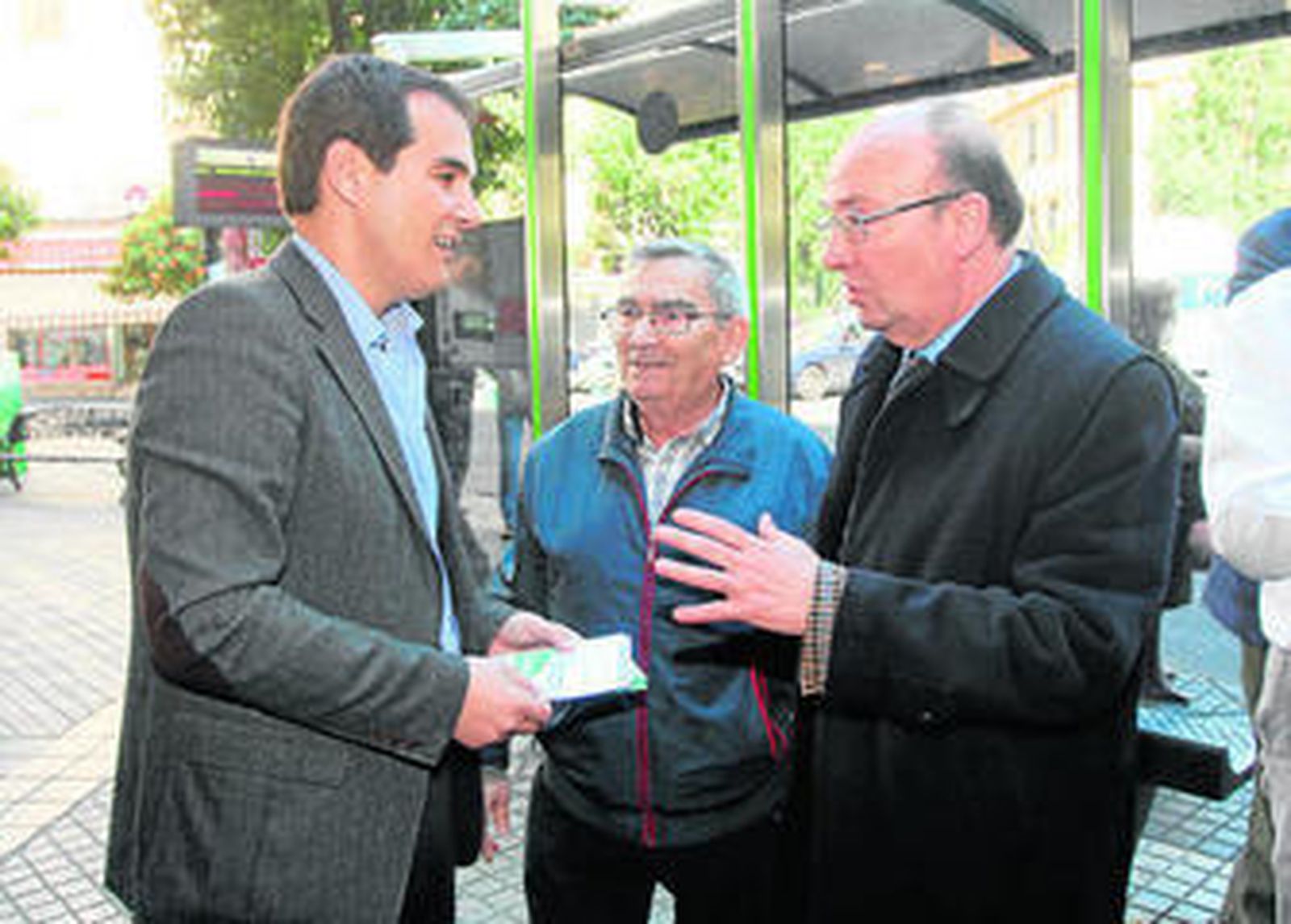 El alcalde, José Antonio Nieto, junto a Rafael Soto y Luís Martín, ayer.