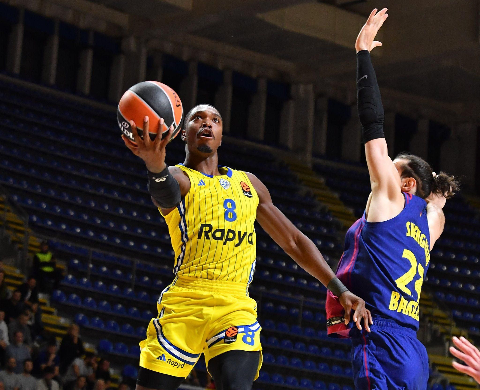 El Barça avisa al Unicaja con un contundente triunfo ante Maccabi (71-92)