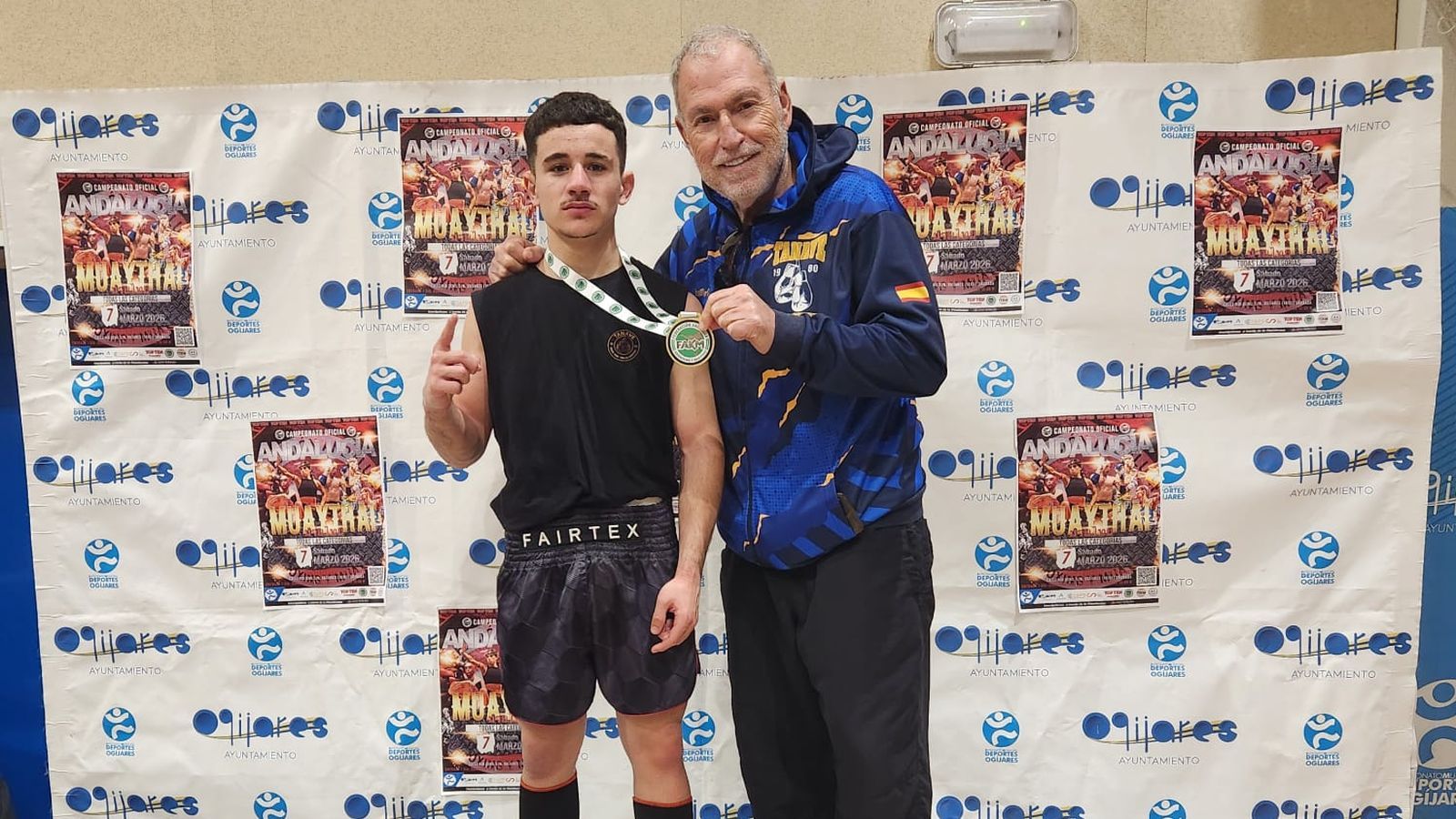 Pepe Flores posa con la medalla junto a su entrenador.