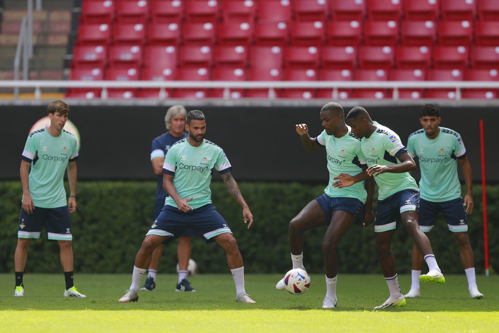 William Carvalho se ejercita en el Estadi oAkron de Guadalajara con Luiz Henrique.