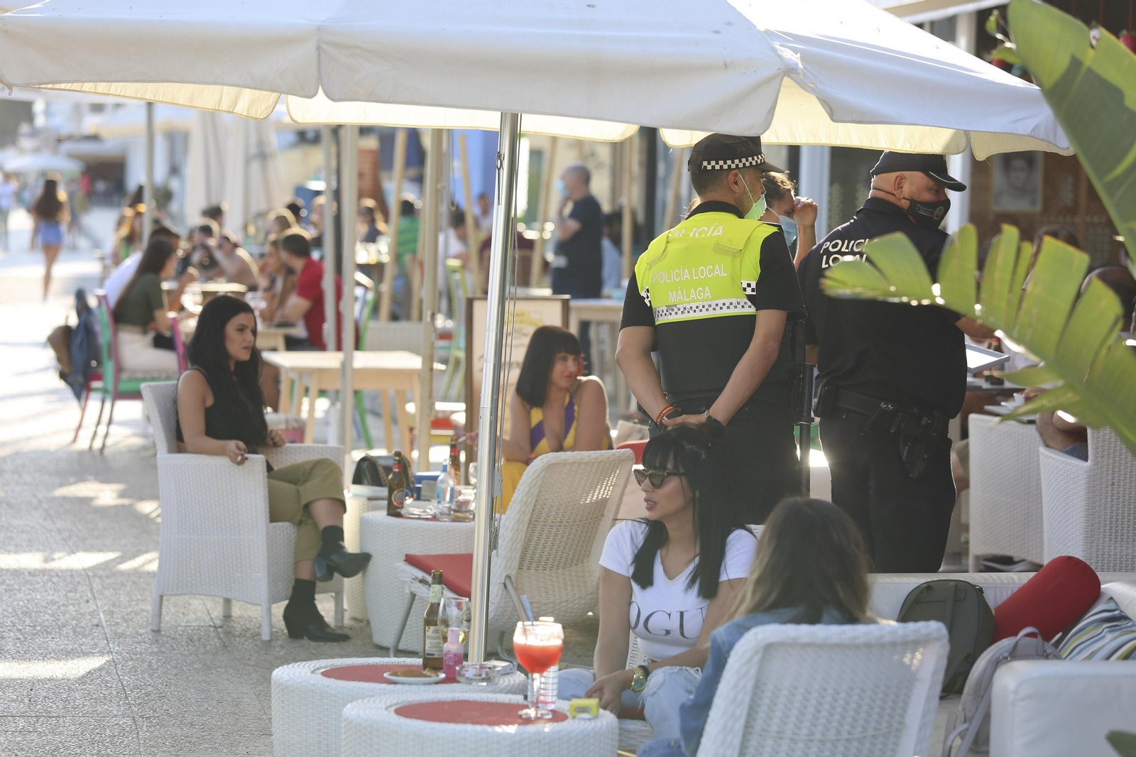 Las fotos del refuerzo policial en Pedregalejo ante su masificación