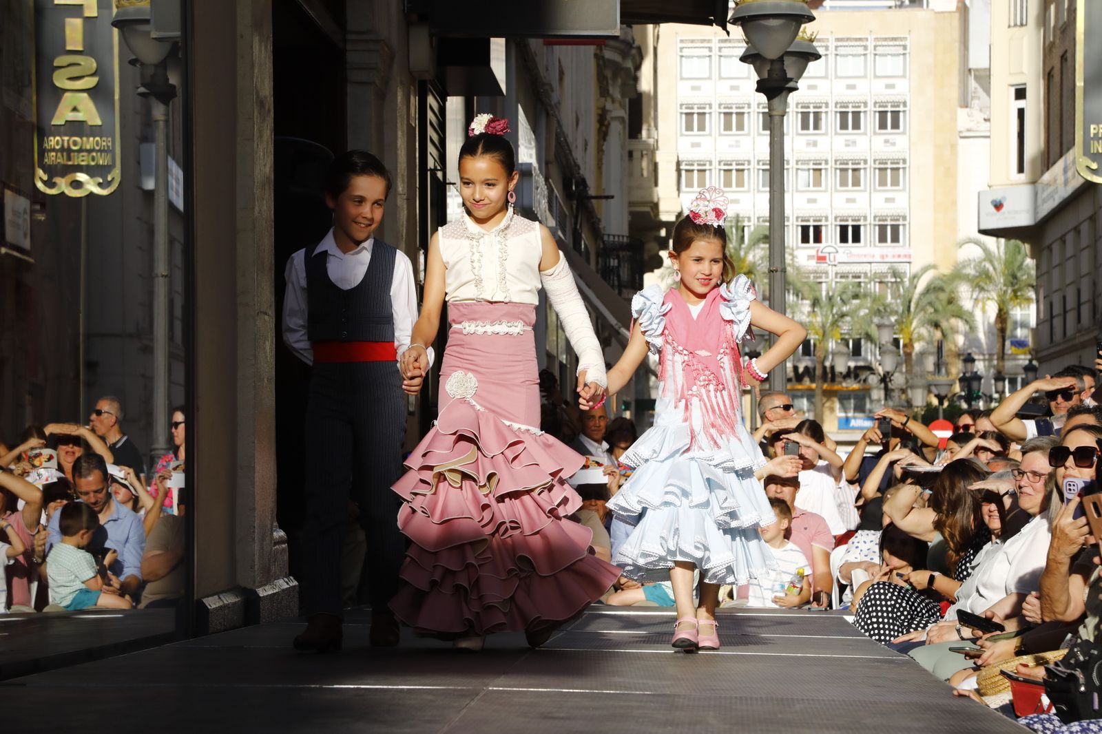 Las flamencas más solidaria toman el centro de Córdoba, en fotos