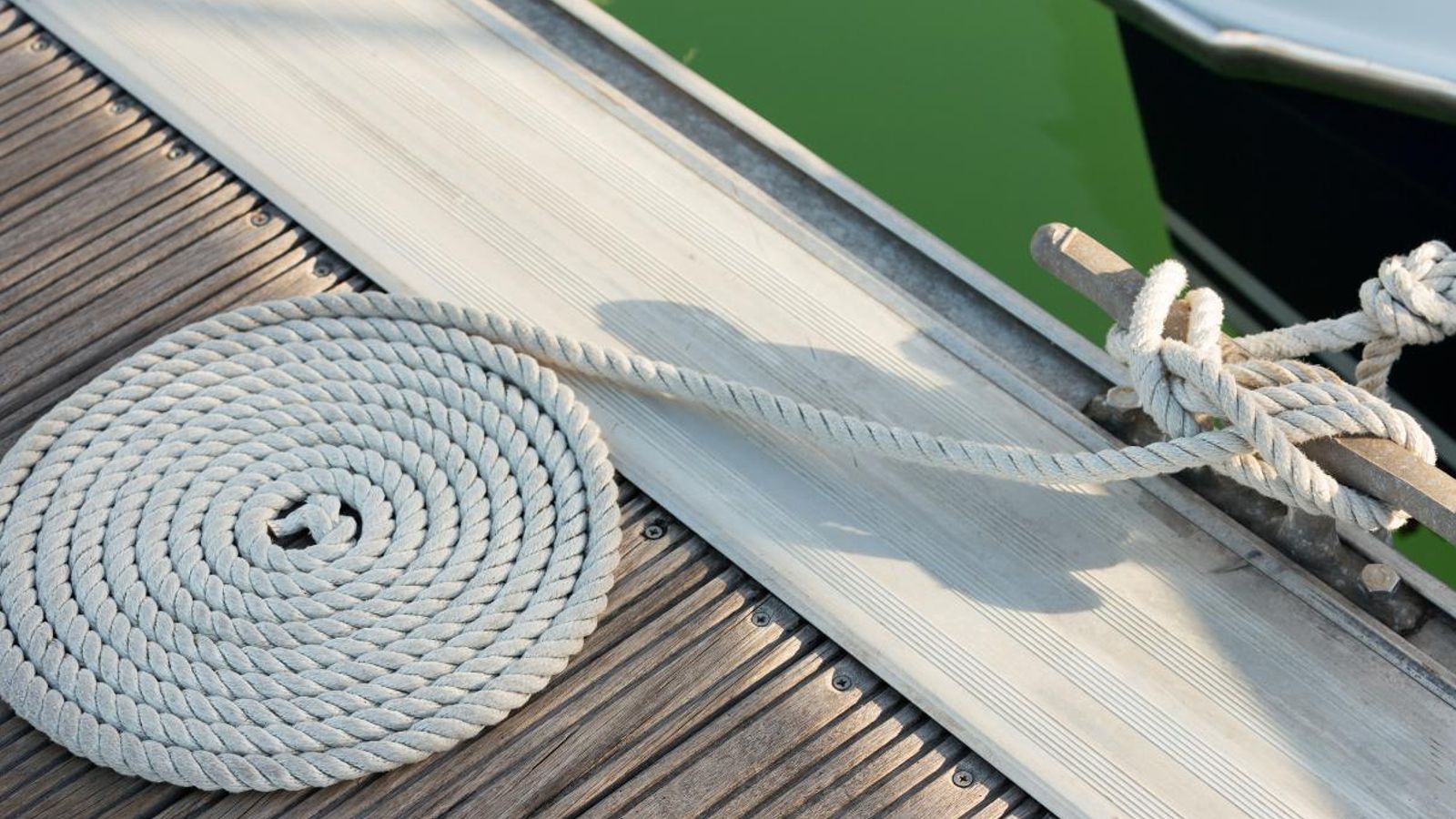 En distintos pantalanes se han cambiado las maderas del suelo por otras nuevas.