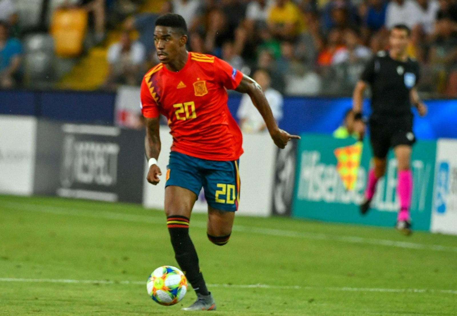 Júnior, en un lance del partido ante Alemania.