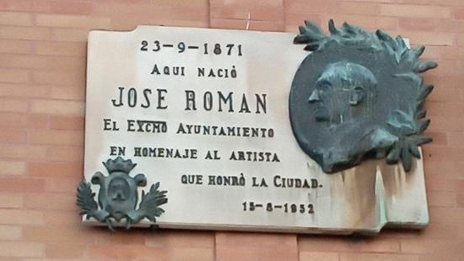 Placa con relieves, homenaje a José Román. Placa con relieves, homenaje a José Román.