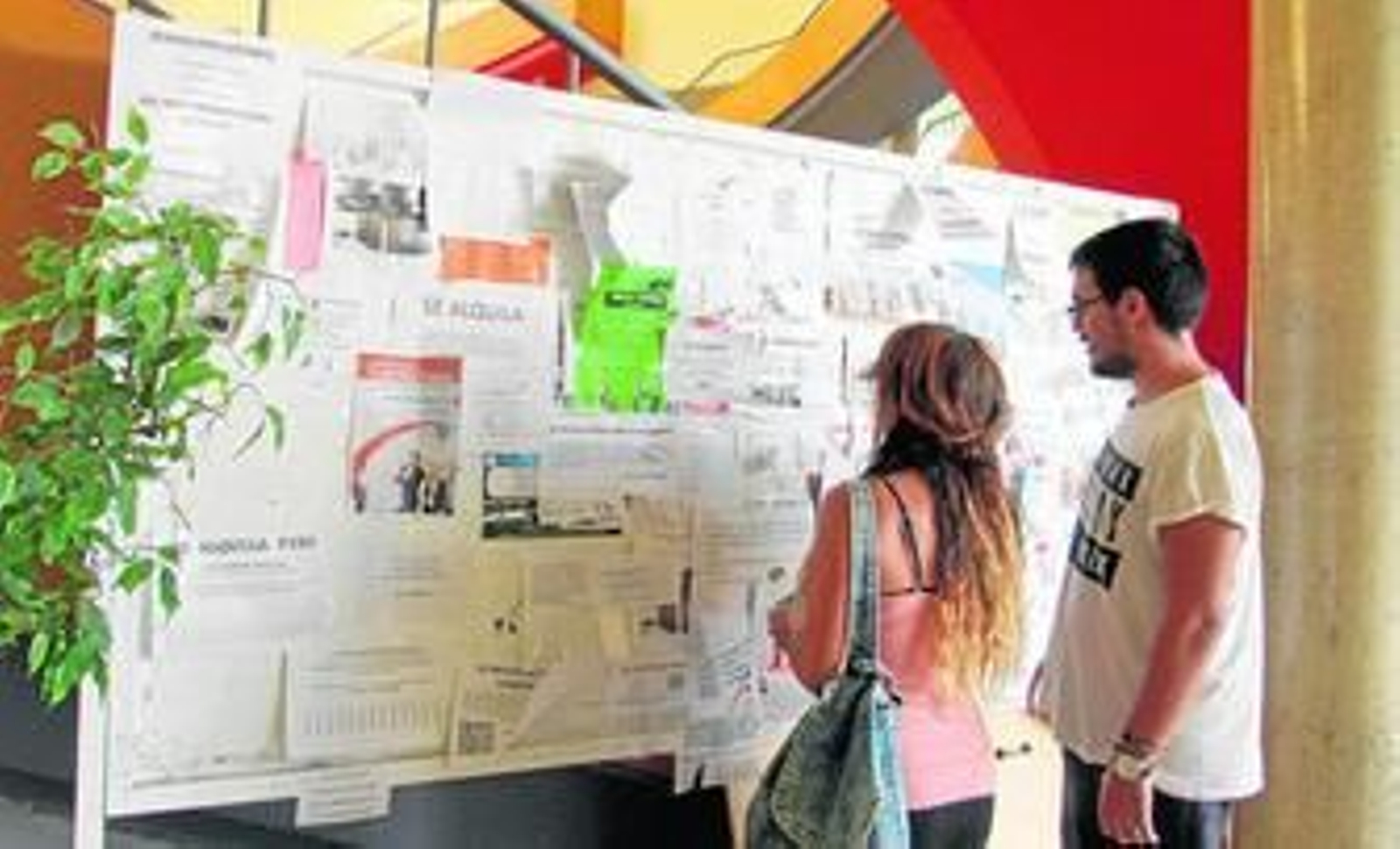 1. Los estudiantes utilizan los tablones de anuncios de las facultades de la Universidad de Huelva para buscar y encontrar compañeros de piso. 2. Las inmobiliarias juegan un papel importante para la búsqueda de piso de los estudiantes. 3. Cualquier rincón de la vivienda es bueno para buscar compañero de piso. 4. Adolfo Camacho, presidente de la AIH.