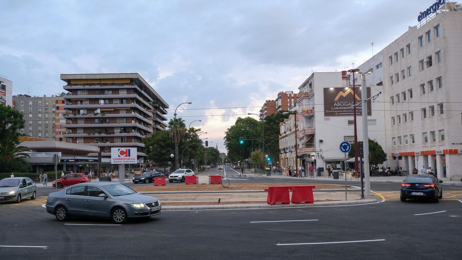 Eduardo Dato con su nueva glorieta tras la apertura al tráfico este viernes.