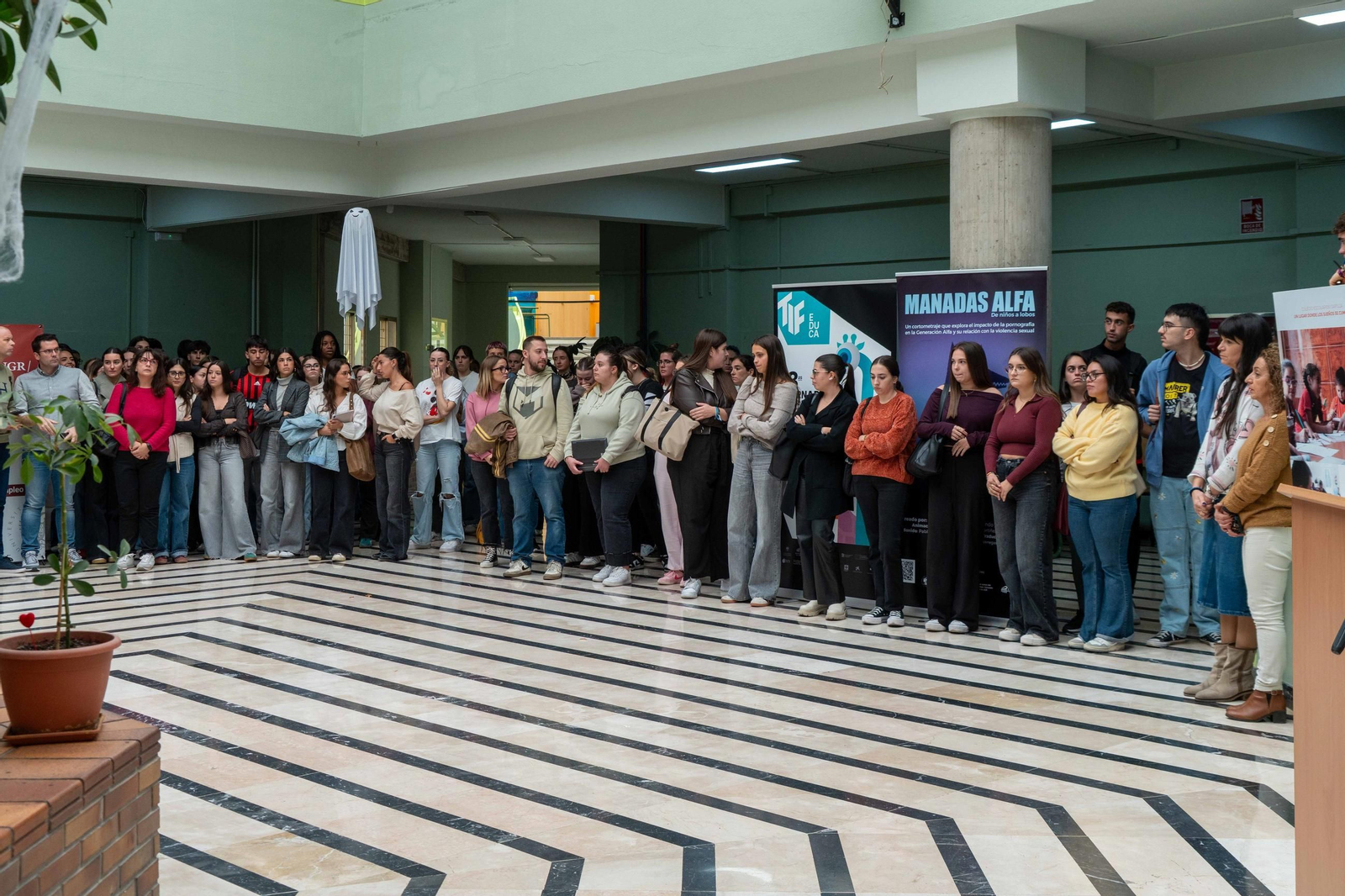 Minuto de silencio en señal de duelo por la estudiante, este miércoles en Ciencias de la Educación.