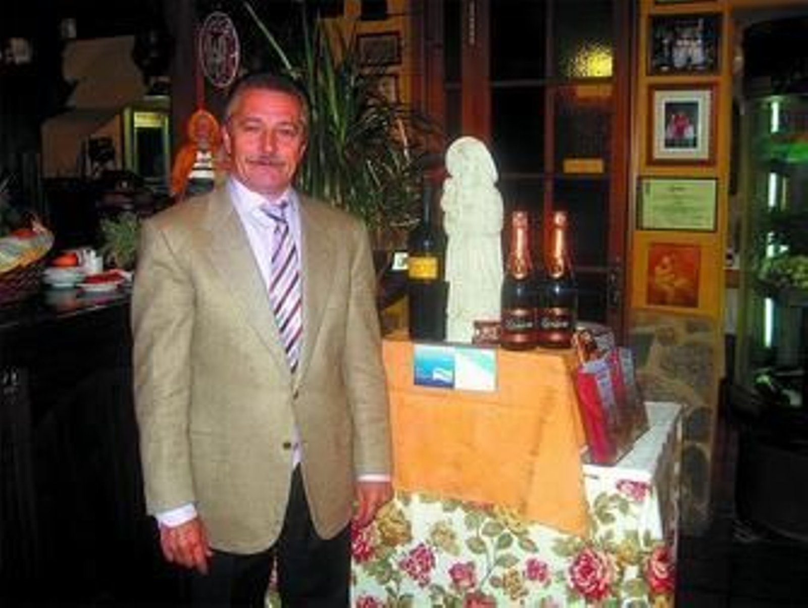 Juan Mariño, gerente del Antoxo, en el recibidor del restaurante.