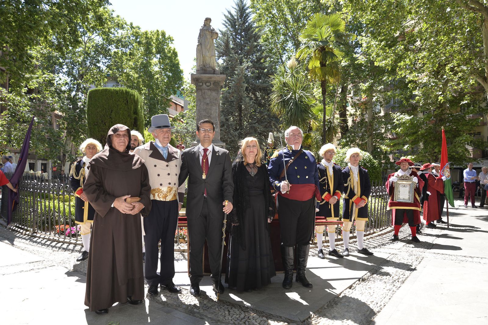 El alcalde de Granada, Francisco Cuenca, en el acto por el 187 aniversario del ajusticiamiento de Mariana Pineda en la plaza que lleva el nombre de la heroína.