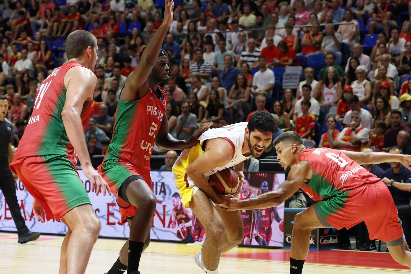 España-Portugal de baloncesto en Málaga, en fotos