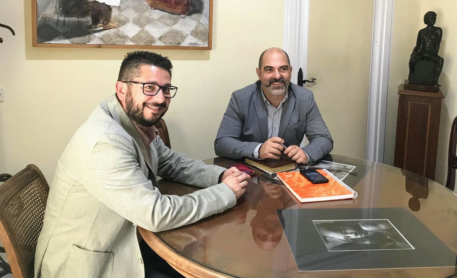 El diputado responsable del Área de Desarrollo Local de la Diputación, Manuel Chacón,  con el alcalde de Trebujena, Jorge Rodríguez.