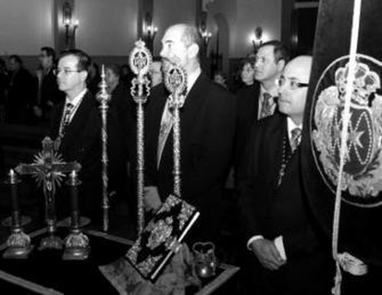 Besamanos y besapié en la Hermandad de la Santa Cruz.