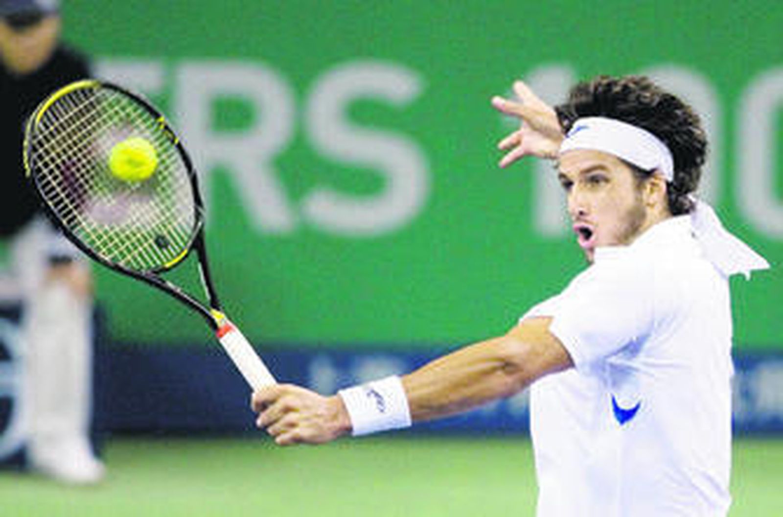 Feliciano López da una volea de revés ante Robin Soderling.