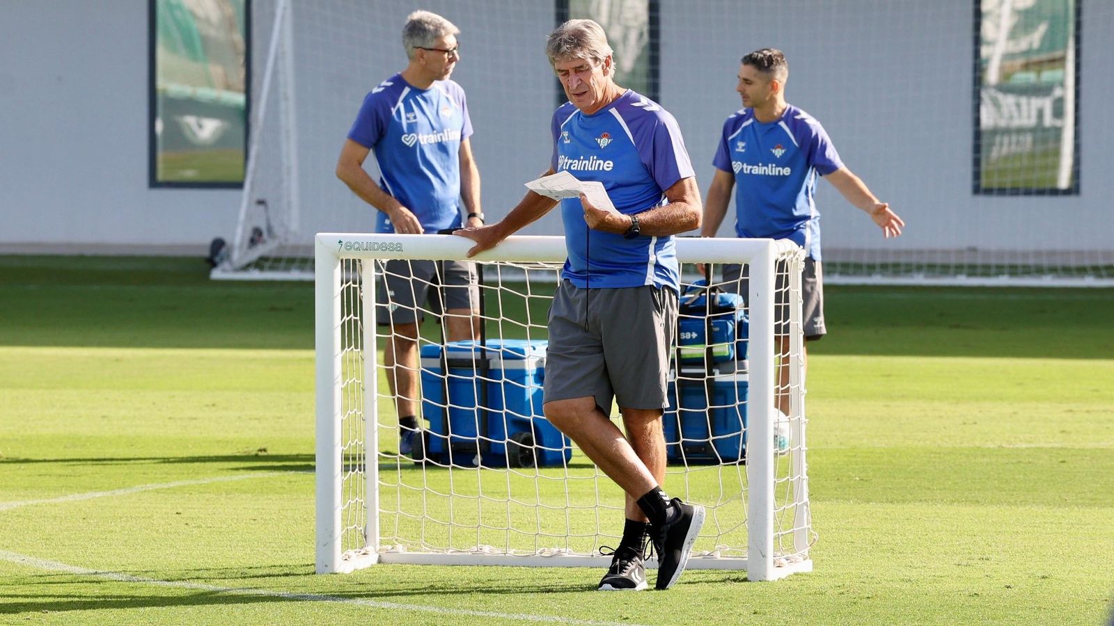 Manuel Pellegrini, al frente de un entrenamiento en la ciudad deportiva.