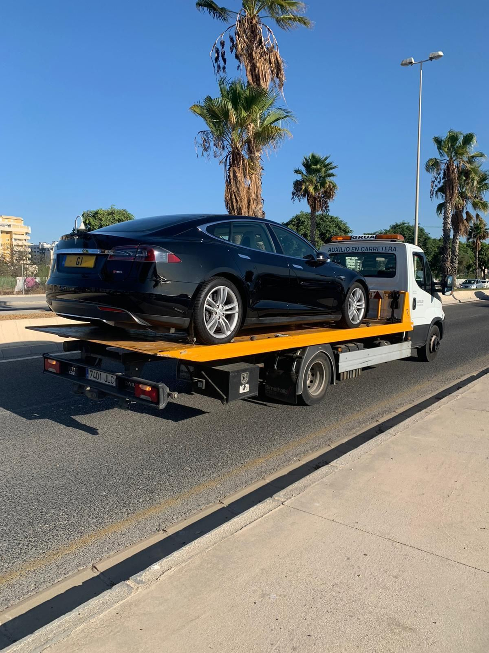 El coche oficial del ministro principal, tras el accidente.