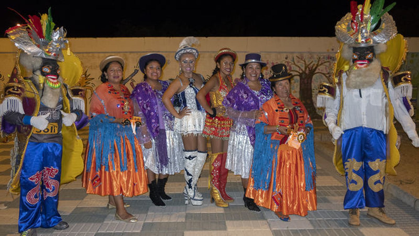 Uno de los grupos folklóricos bolivianos que actuaron durante la Velada Multicultural celebrada en la barriada de Los Milagros.