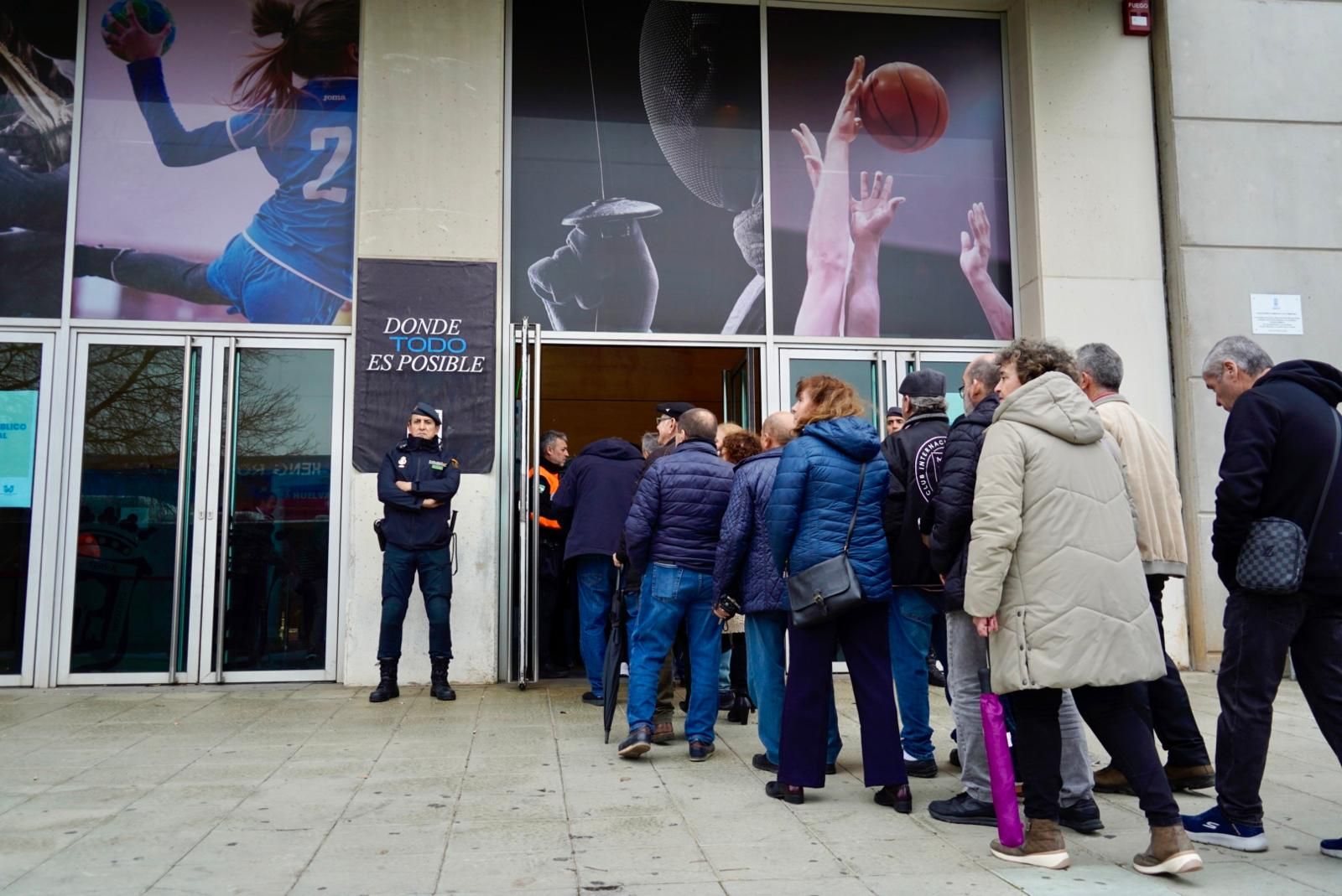 Cierran las puertas del Carolina Marín: fotos del ambiente previo a la Misa funeral en Huelva