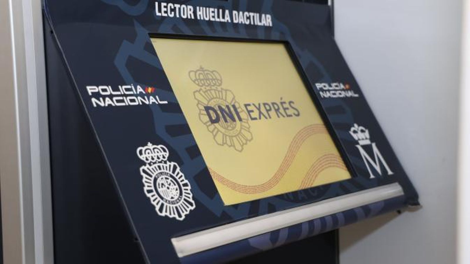 Así son las máquinas para sacarse el DNI Exprés