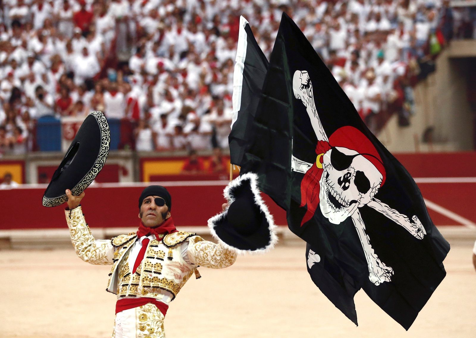 Padilla, en la vuelta al ruedo tras cobrar dos orejas de su primer toro en su despedida de Pamplona.