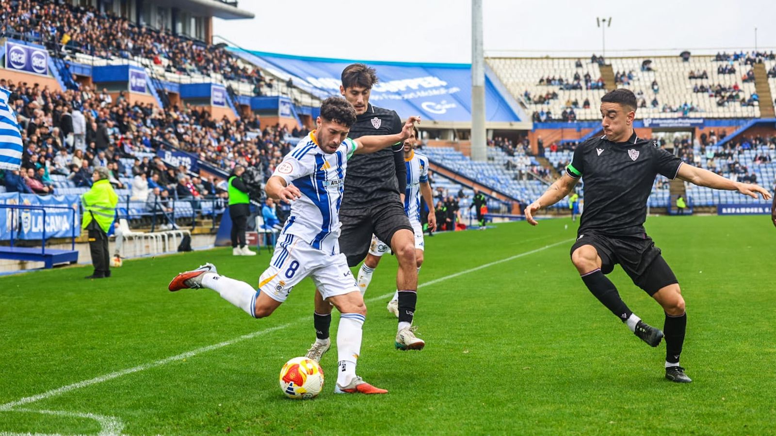 Vicente Agulló intenta taponar el centro de Mena durante una acción del encuentro frente a los onubenses.