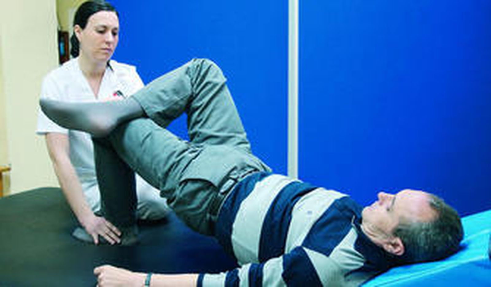 Esteban en su sesión de rehabilitación con la terapeuta Almudena Ruiz, en ASEM.