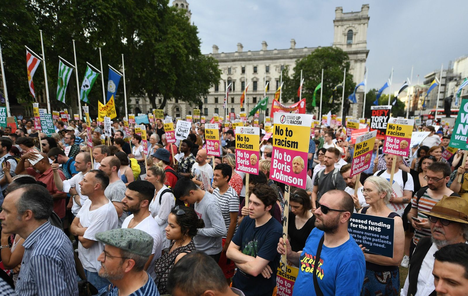 Seguidores del Partido Laborista se concentran para escuchar el discurso de su líder, Jeremy Corbyn, en la plaza del Parlamento, el jueves en Londres.
