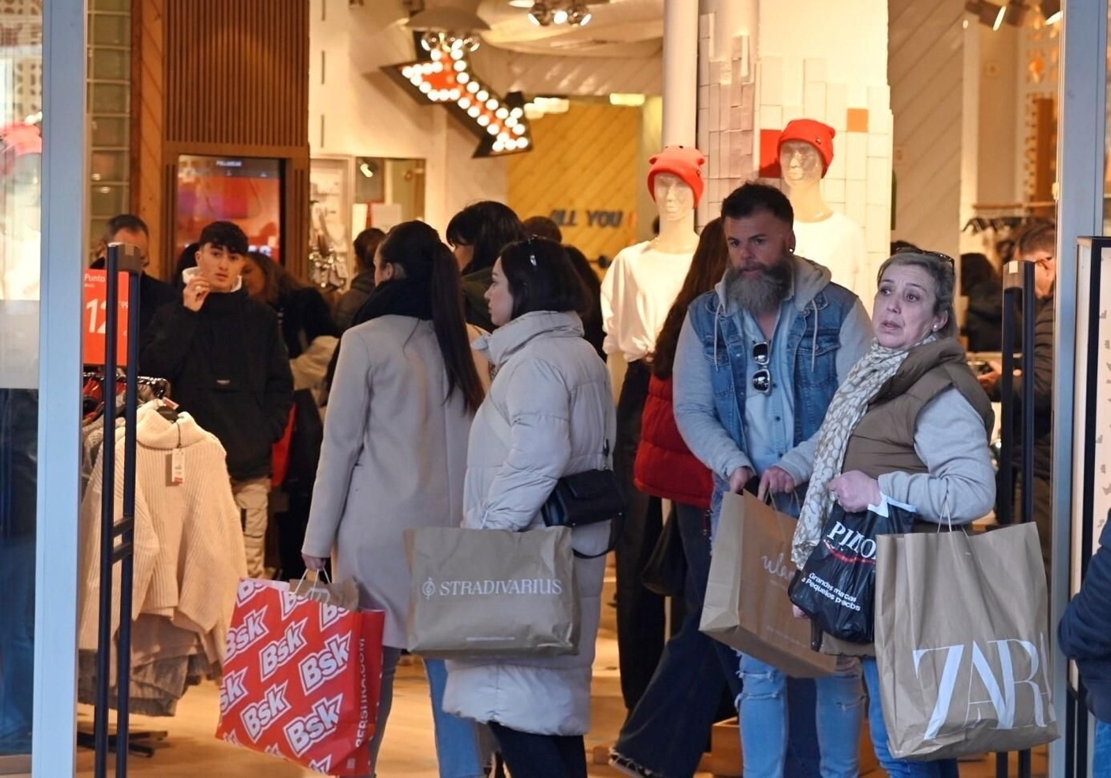 Las cordobeses se echan a la calle el primer día de las rebajas de invierno, en imágenes