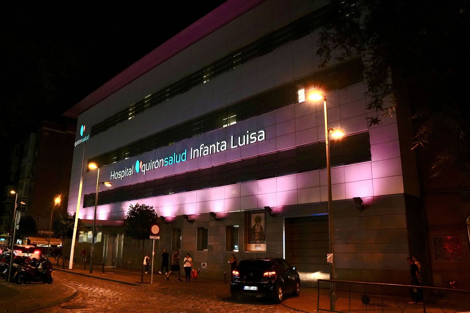 Fachada del Hospital Quirón Infanta  Luisa iluminado en rosa por el Día Internacional del Cáncer de Mama, en una imagen de archivo.