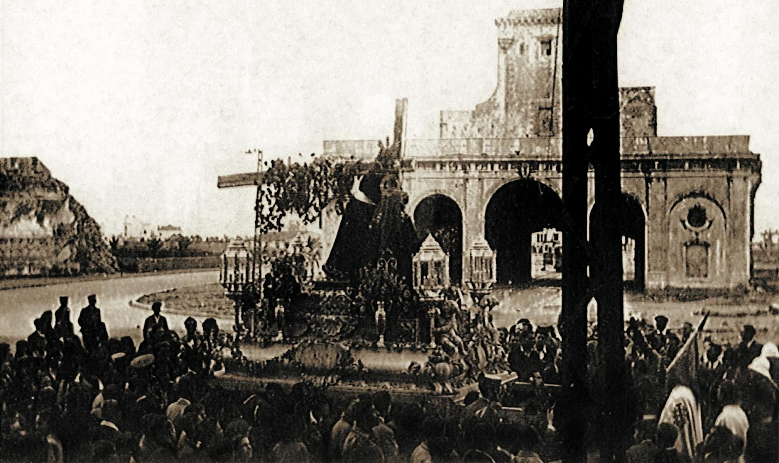 El paso del Nazareno, con la muralla al fondo parcialmente derriba