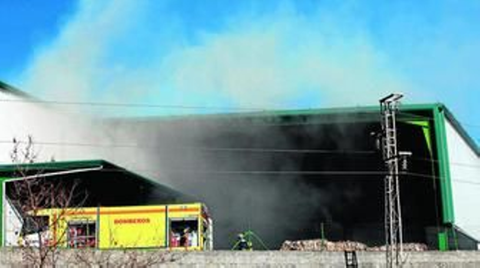 Imagen del incendio en la nave situada en el Cortijo Real de Algeciras, ayer.