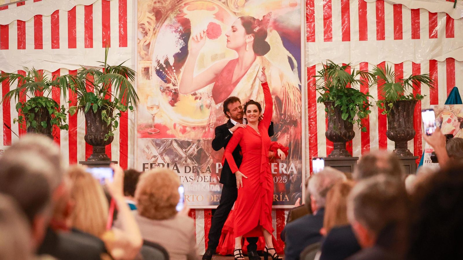 La modelo del cartel, la bailaora Pilar Astola, bailando con Jaime Cala tras la presentación.