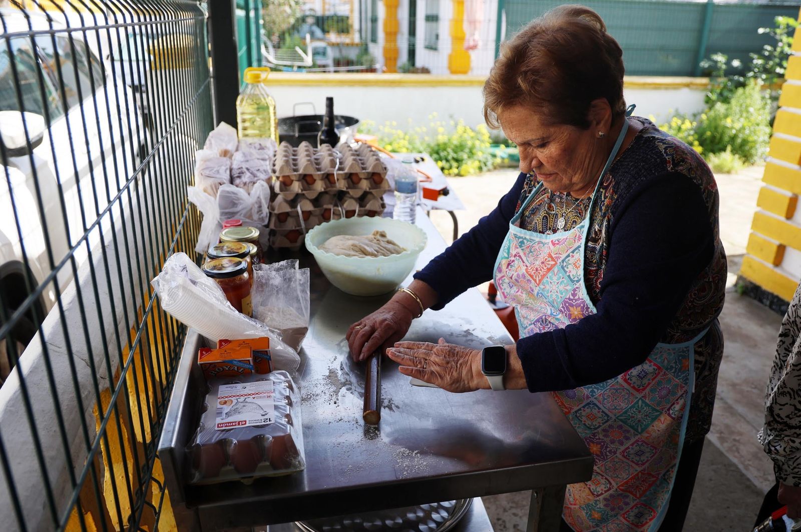 Imágenes de la elaboración de dulces de Cuaresma por los vecinos del Barrio Obrero