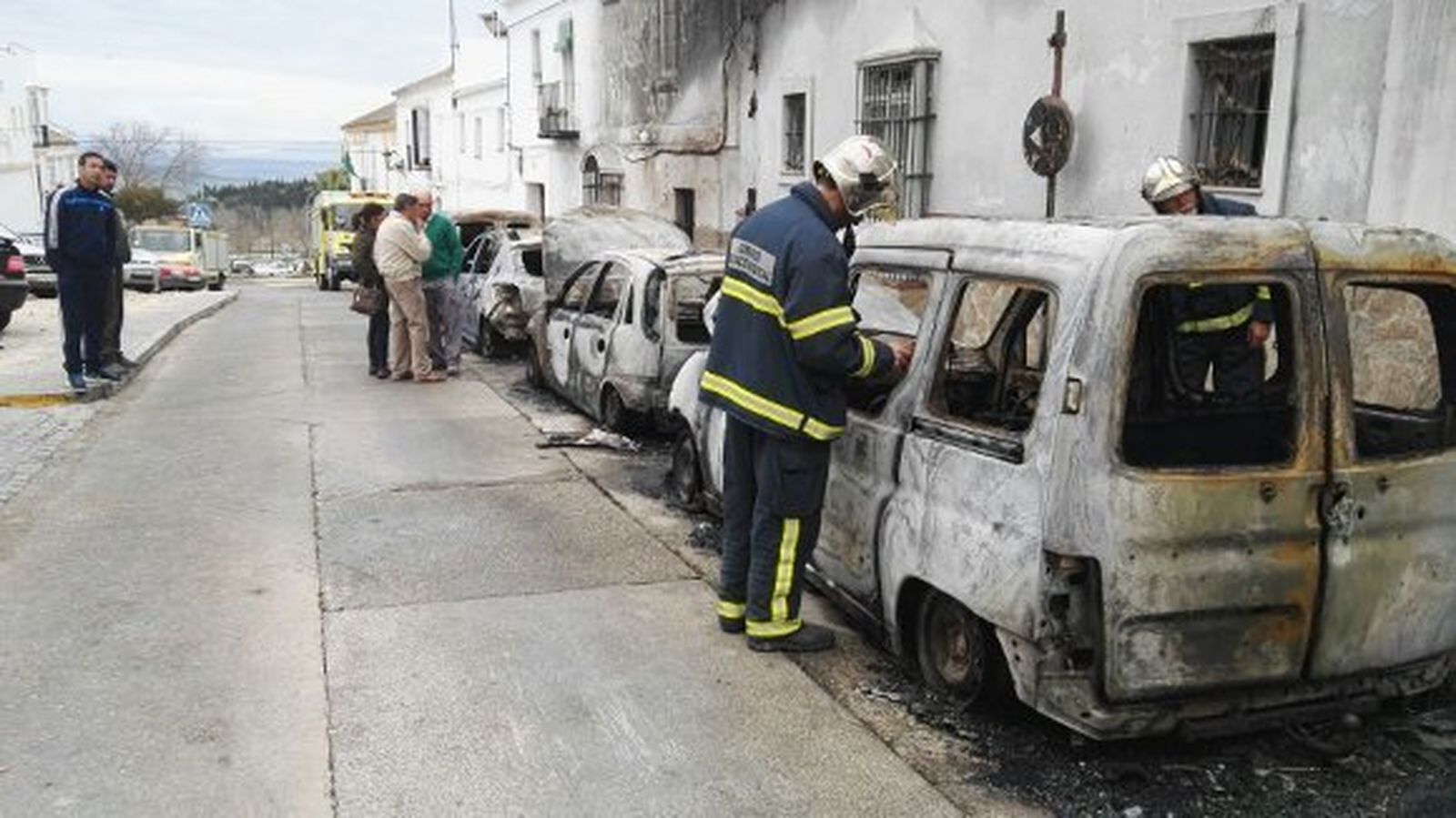 Ocho familias desalojan sus casas al arder siete coches en una calle de Medina