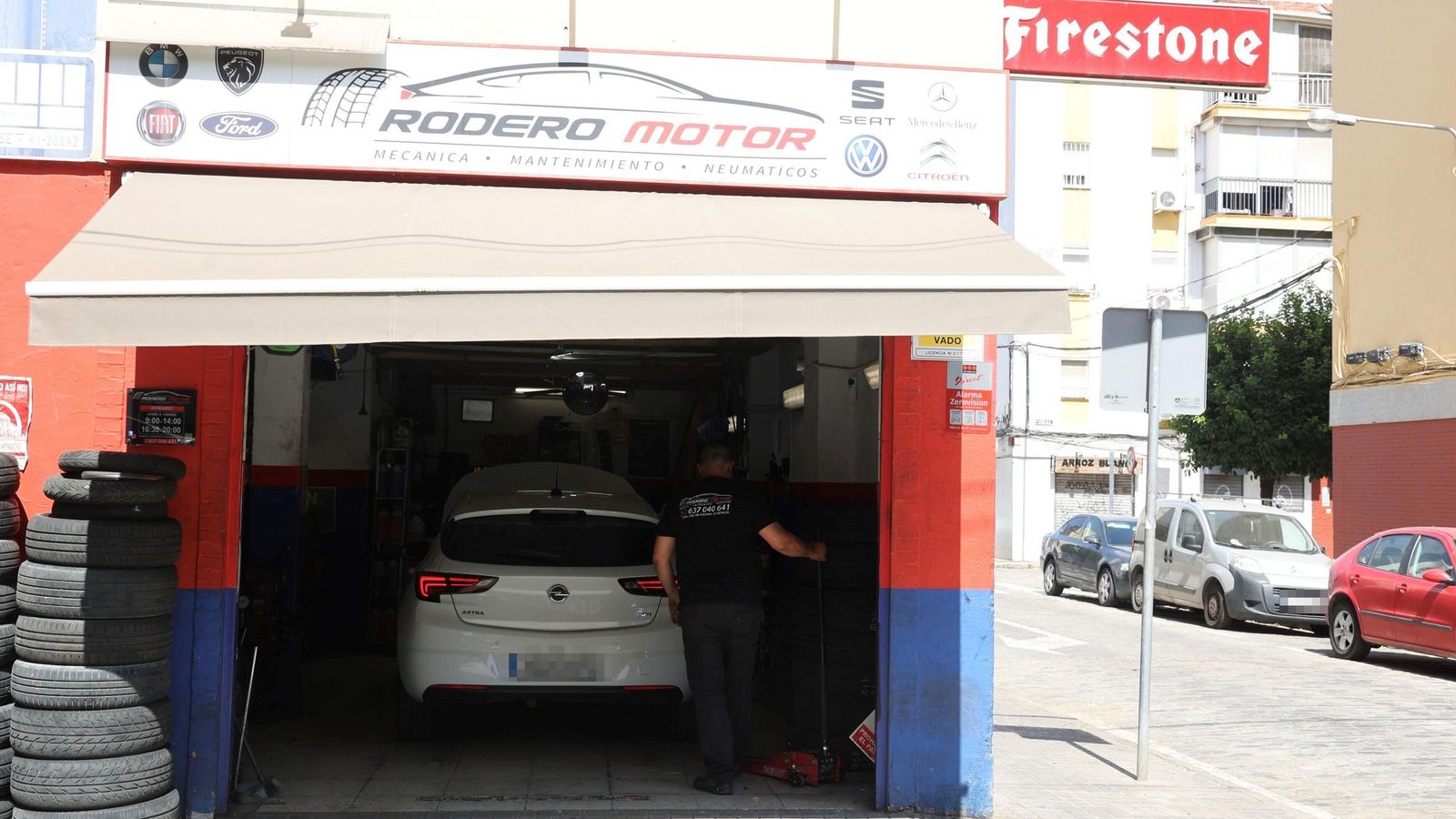 El taller mecánico Rodero Motero en la confluencia con la calle Topacio.