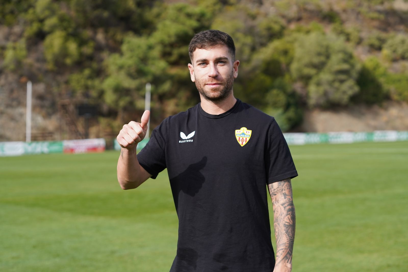 Embarba levanta el pulgar en señal de aprobación