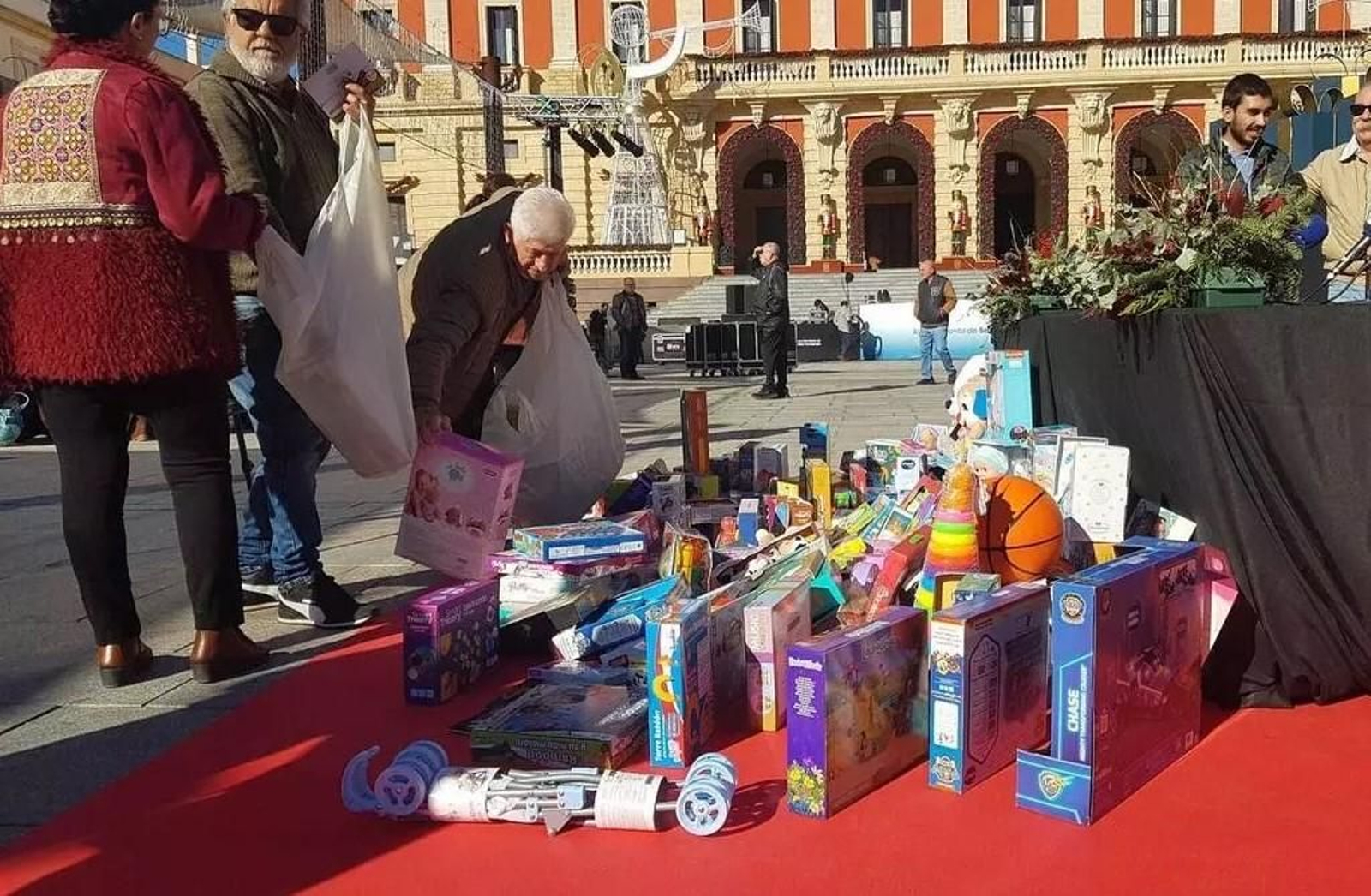 Recogida de juguetes de la campaña 'Ningún Niño sin Juguetes' el año pasado en la Plaza del Rey.
