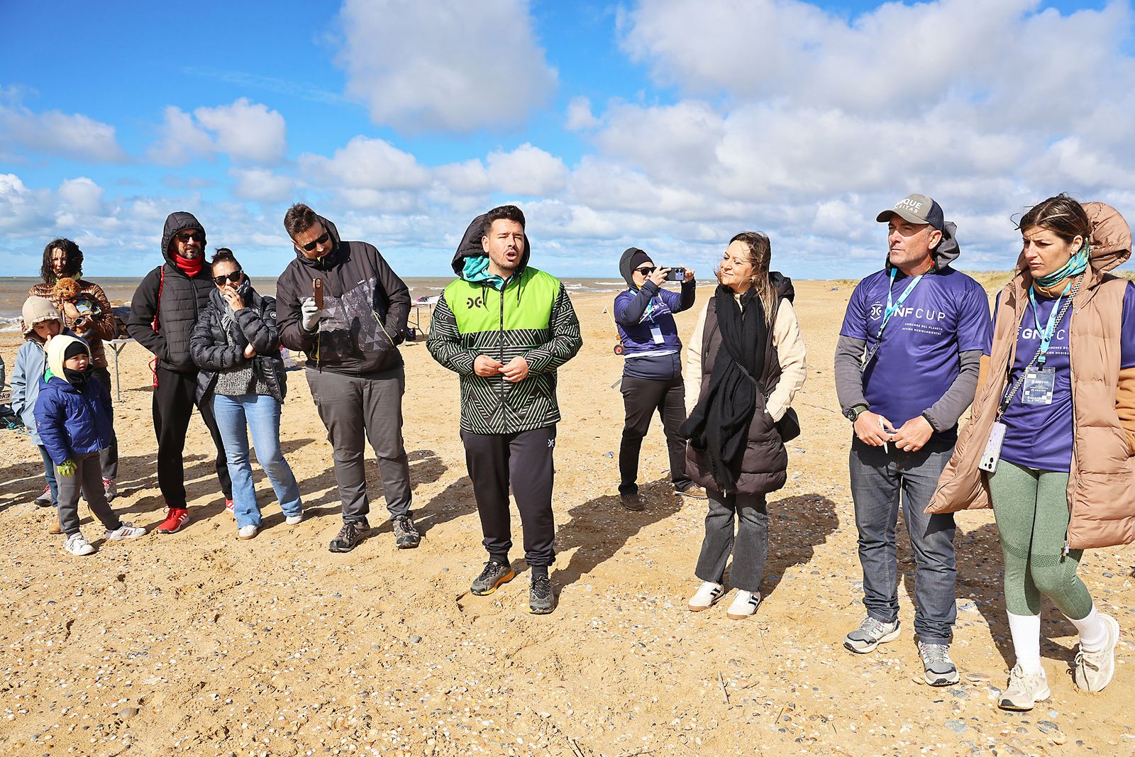 Imágenes de la Acción medioambiental de limpieza en la playa del Espigón, organizada por Gañafote Cup